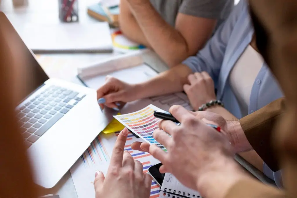 Étudiants en BTS communication travaillant en groupe sur un projet à l'école EAP.