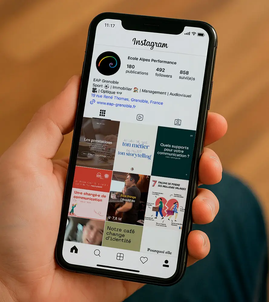 Téléphone affichant un travail d'étudiant sur les réseaux sociaux de l'école.